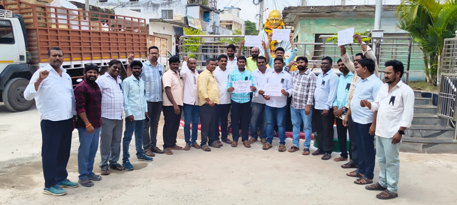 దేవరకొండలో గాంధీ విగ్రహం ఎదుట పోస్ట్ కార్డులతో జర్నలిస్టుల నిరసన